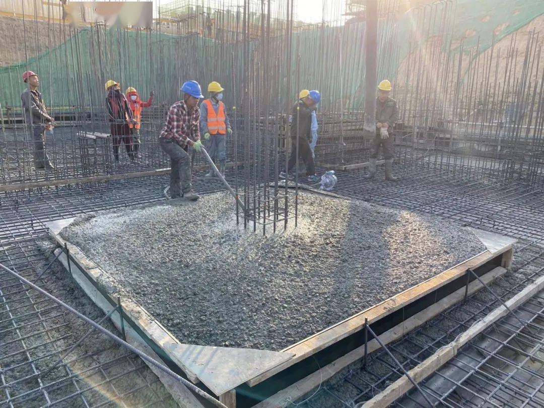 朱雀湖項目迎來關(guān)鍵節(jié)點 首塊筏板澆筑順利完成，基礎(chǔ)設(shè)施建設(shè)穩(wěn)步推進